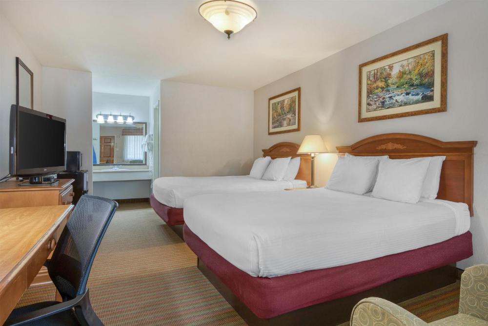 Queen Room with Two Queen Beds - Smoking interior