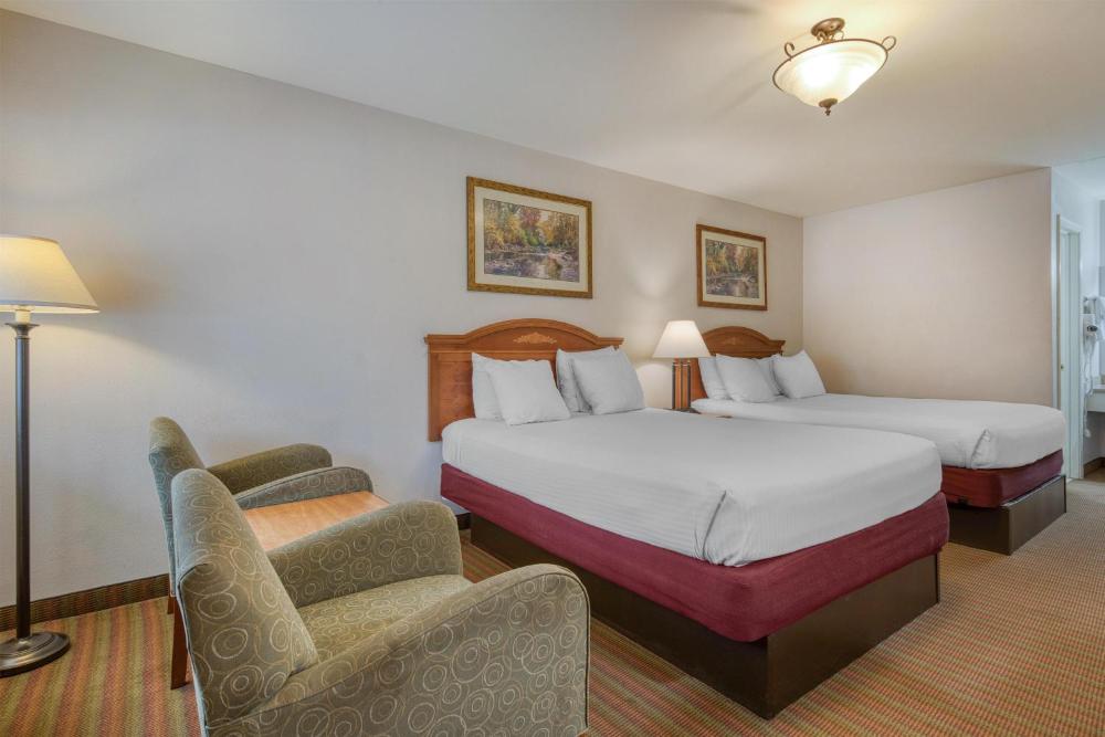Queen Room with Two Queen Beds - Non-Smoking interior